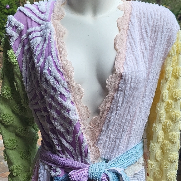 Colorful Textured Robe with Lace Trim - Picture 3 of 5